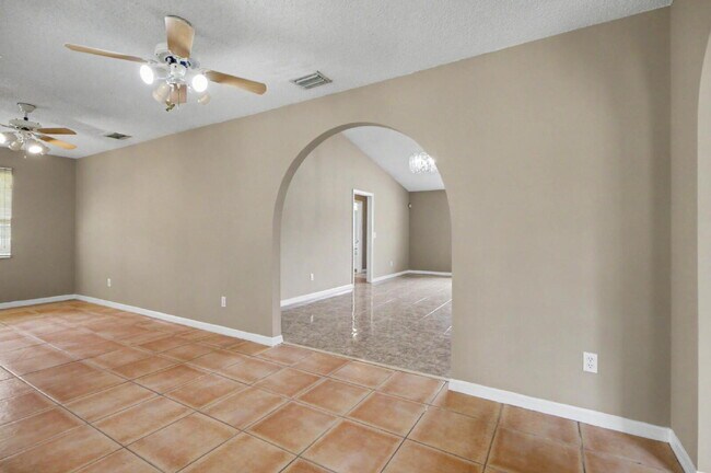 Building Photo - Charming Rental on Quiet Cul-de-Sac!