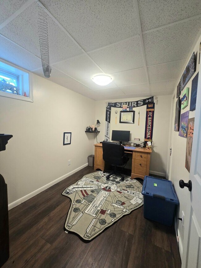 Building Photo - Spacious 4 Bedroom Home with Fenced Yard +...