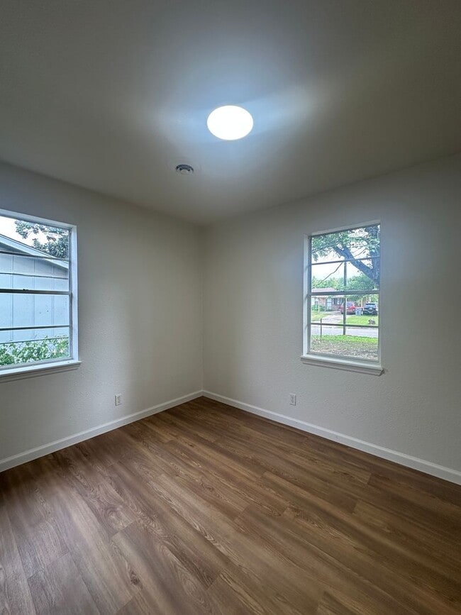 Building Photo - $1500 move-in special