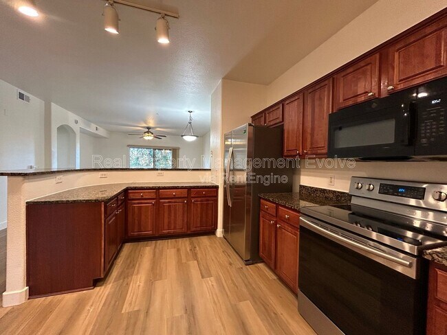 Building Photo - 920 E Devonshire Ave