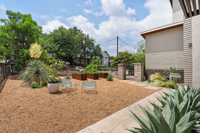 Building Photo - Modern Oasis in Bouldin Creek