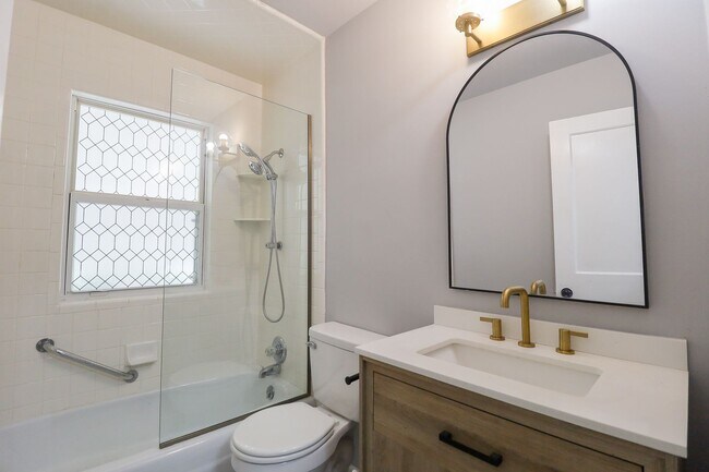 Building Photo - 3 Bed | 1 Bath | Mid Town | $1400