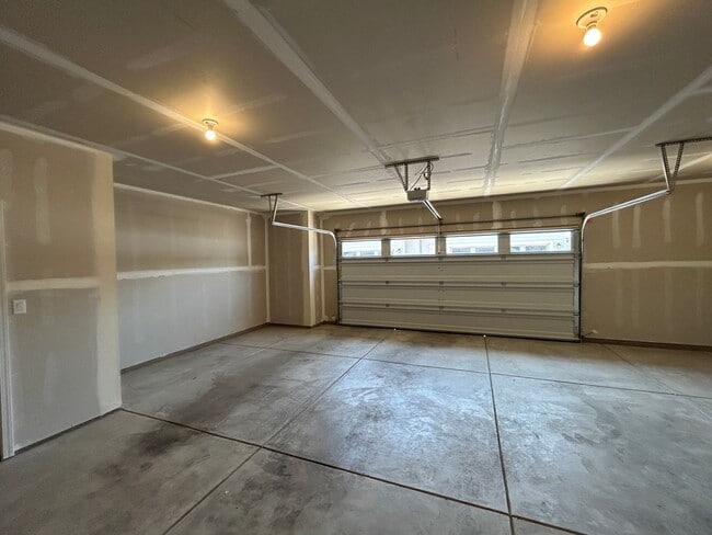 Building Photo - Newer 3 Bedroom / 2 Bathroom Home In NW Re...