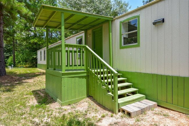 Building Photo - Be part of this cozy community at Roy Harris Loop