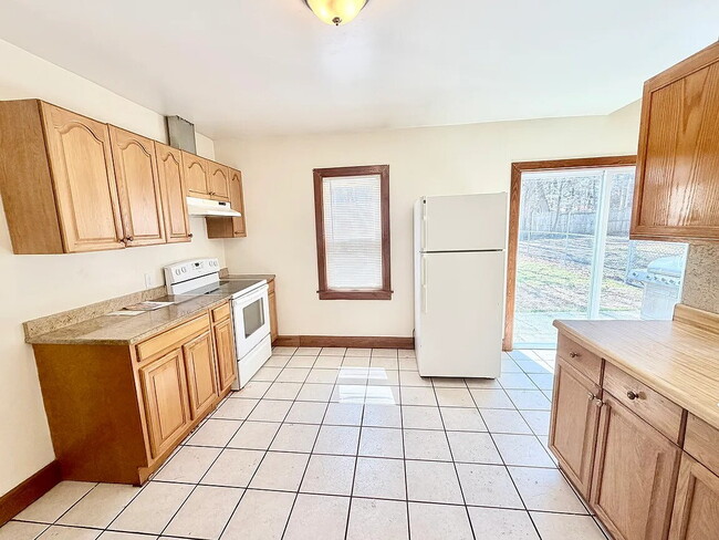 Building Photo - Single family colonial home in Wilbraham