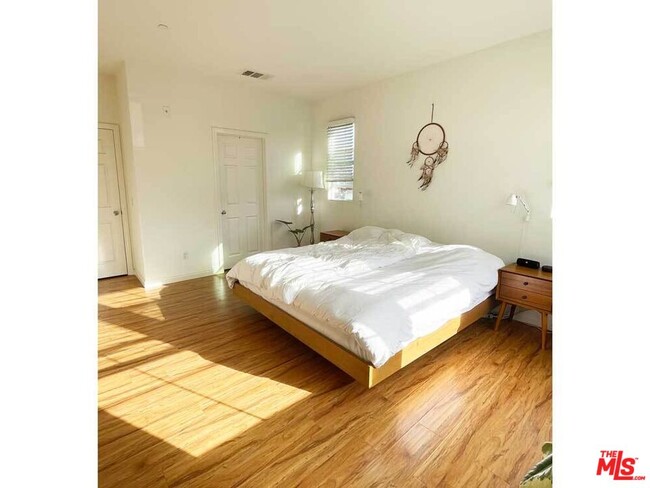 Building Photo - 10533 Maple Ln