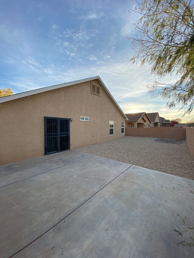 Building Photo - spacious 4 bedroom home in legends west