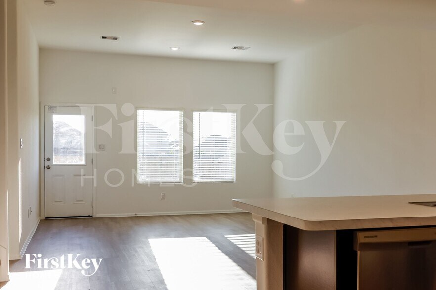 Building Photo - 437 Maple Bnd Ln