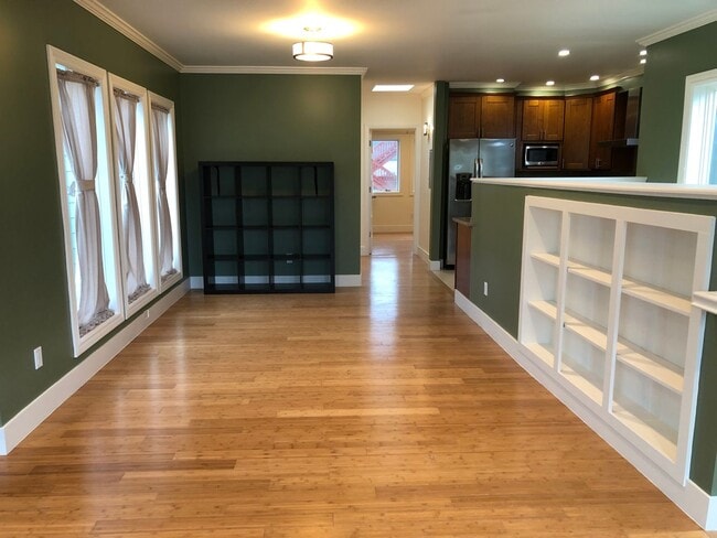 Building Photo - COMING SOON!  Beautiful 3 br/2ba -2  Levels, Private Deck, Panoramic Views, Garage Parking, Washe...