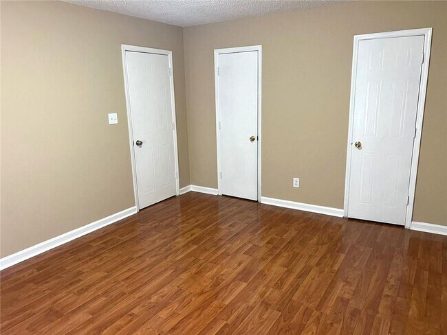 Building Photo - 8019 Woodlake Dr