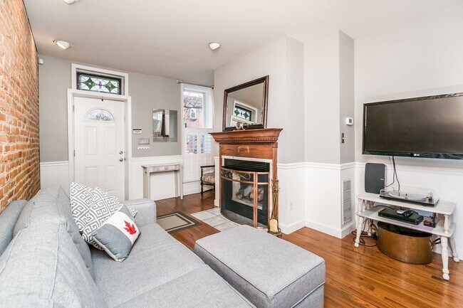 Building Photo - Amazing 3 bed 2 bath with a roof top deck ...