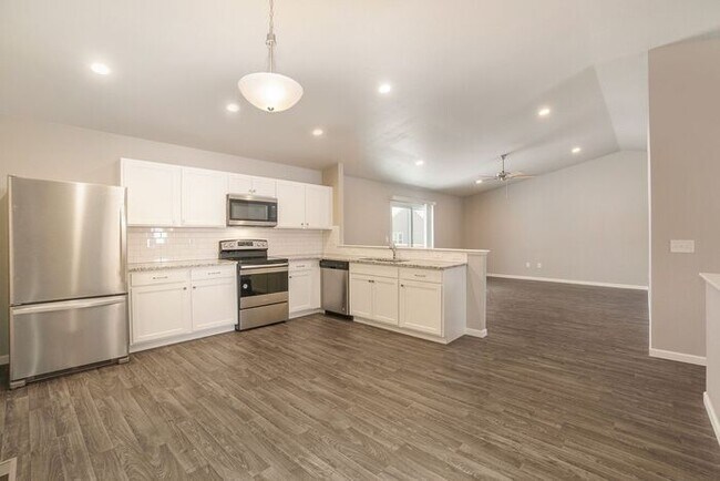 Building Photo - 32143 Valewood Ln