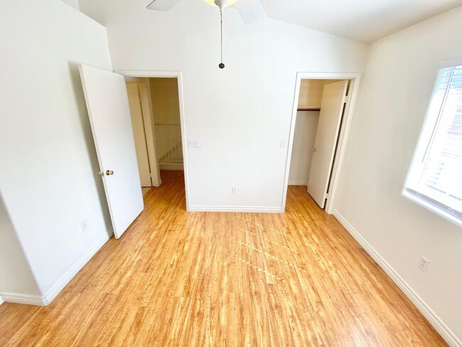 Building Photo - CUTE CONDO UNIT 2 BEDROOM / 2  FULL BATHRO...