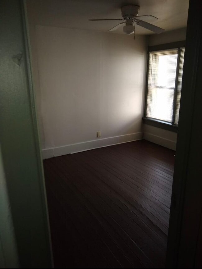 Building Photo - $1095 - 4 bed 1 bath - Single Family Home