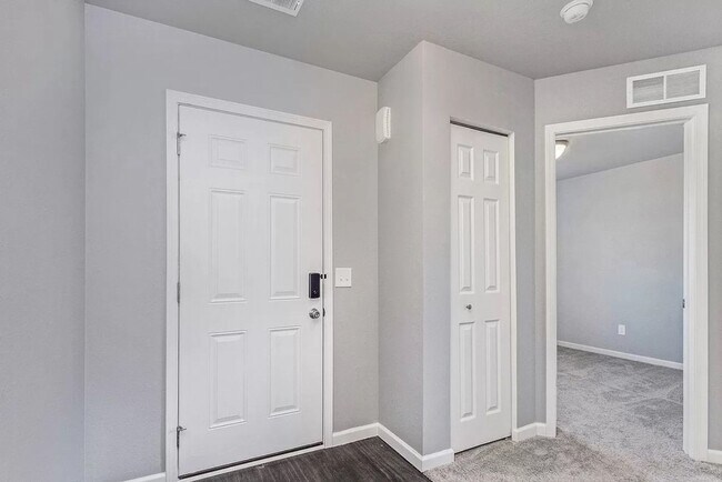 Building Photo - Wonderful Newer Condo for Lease