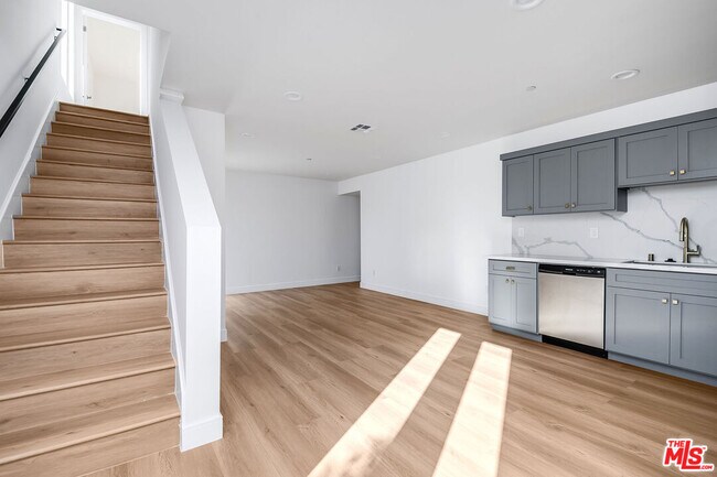 Building Photo - 10803 1/2 Kling St