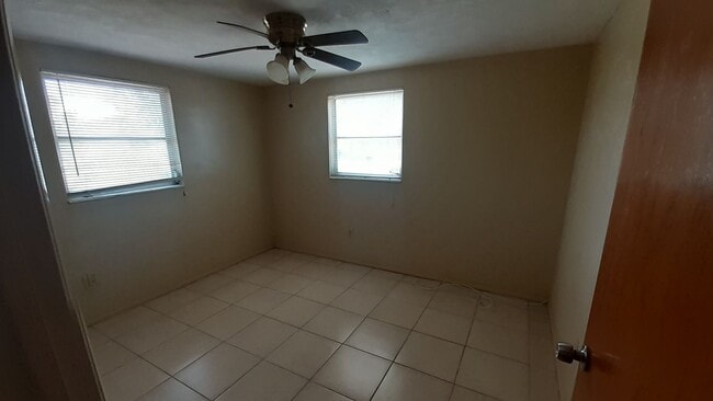 Building Photo - 2/1.5/1 1000 Sq. Ft. NEW AC!!!Spacious living room, Lanai, fenced in yard, and tile floors though...