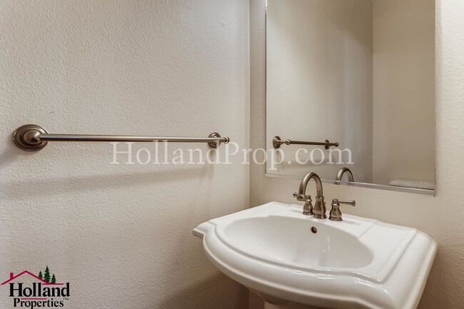 Building Photo - Wonderful 3 Story Condo in Hillsboro!