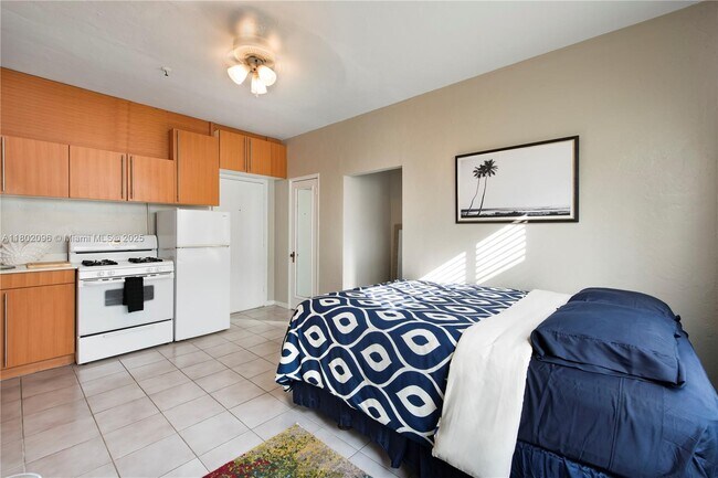 Building Photo - 3710 Collins Ave