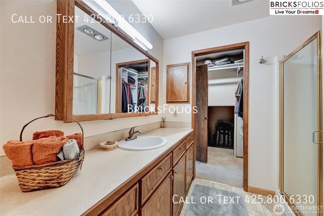 Building Photo - Remarkable Redmond Home - Walk to Microsoft and Parks!