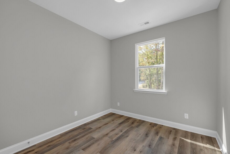 Building Photo - 102 Hogan Hts Dr