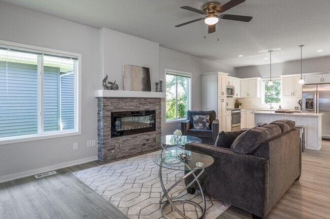 Building Photo - Great 3 Bedroom Single-Family Home in Urbandale