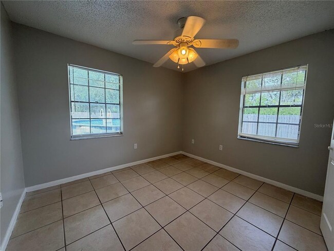 Building Photo - 1405 Crystal Ct