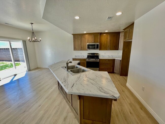 Building Photo - Adorable 3-Bedroom Townhome with 2-Car Garage in Cedar City