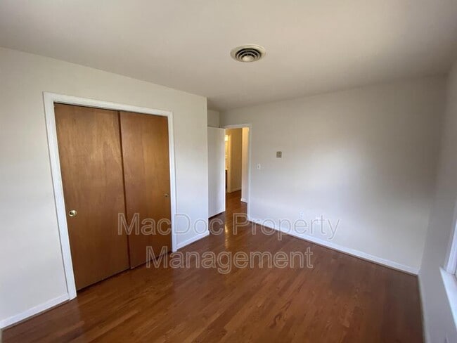 Building Photo - 304 Stratford Ave
