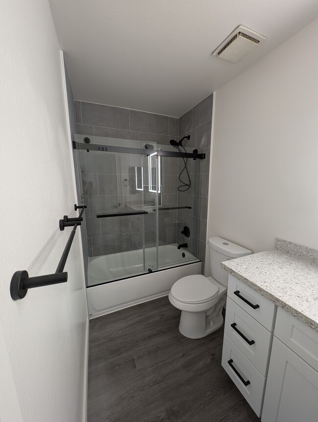 Main bathroom with new tub and tile - 19050 Kittridge St