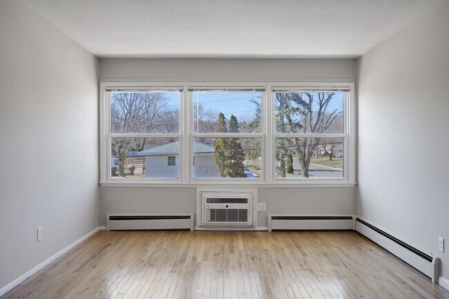 Building Photo - Large Remodeled 2 Bedroom