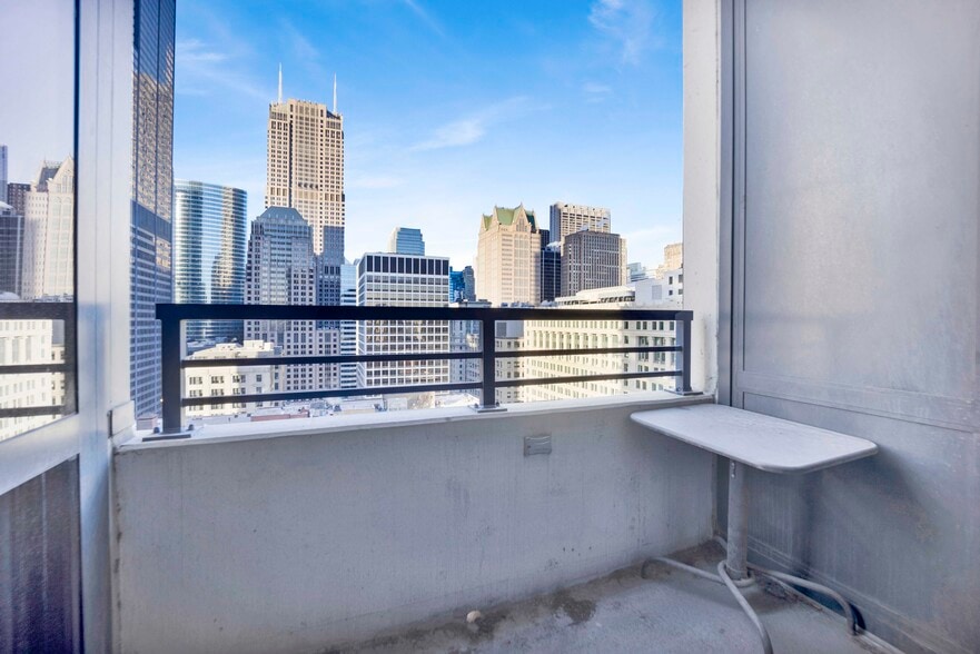 Building Photo - 235 W Van Buren St