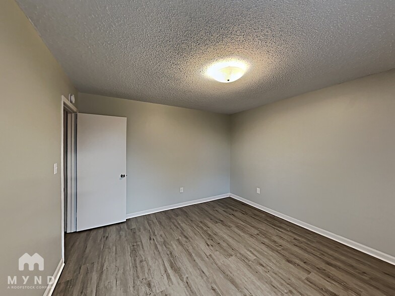 Building Photo - 9925 Miller Ave