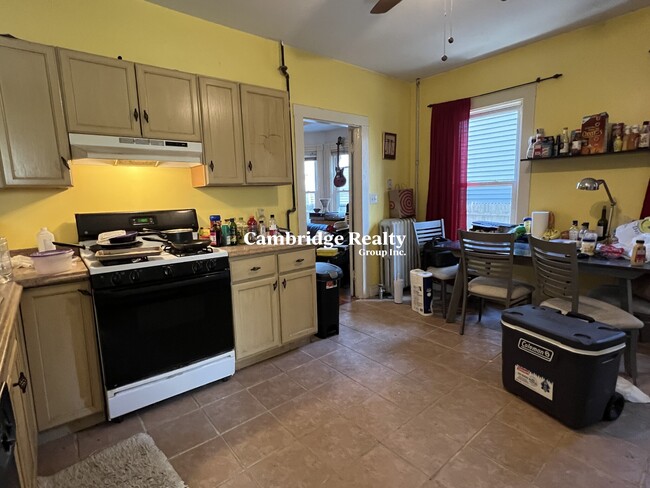 Building Photo - 32 Rossmore St