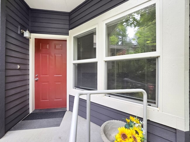 Building Photo - Spacious 3-Bed, 3-Bath Home with Lower Level Bedrooms, Patio, and Garage Near Factoria Mall & Dow...