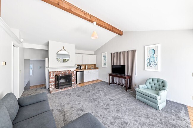 Building Photo - Furnished Balboa Peninsula Point Cottage Home | Available November 1st – April 30th