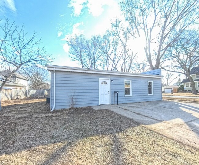 Building Photo - Updated 3 Bedroom 2 Bath Home-Located in Boone, IA