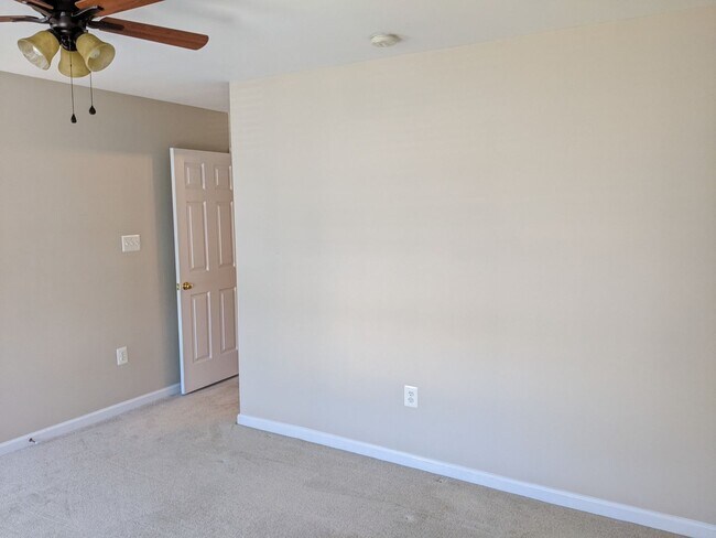 Building Photo - Updated condo in Ballenger Creek available in June!