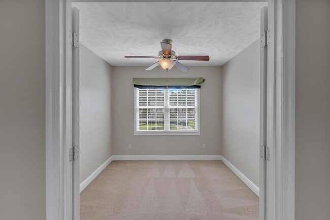 Building Photo - Large 3 bedroom with BONUS room!