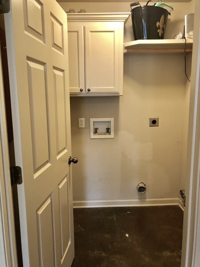 Building Photo - 3 br 2 ba house near park on Dead-end stre...