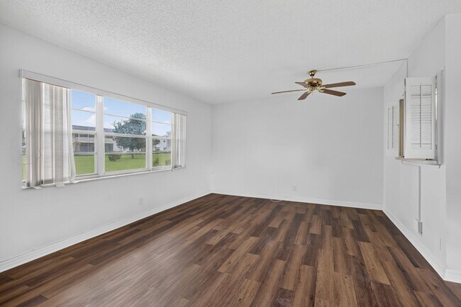 Building Photo - 104 Easthampton E