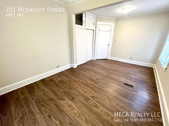 Building Photo - 701 McKnight St