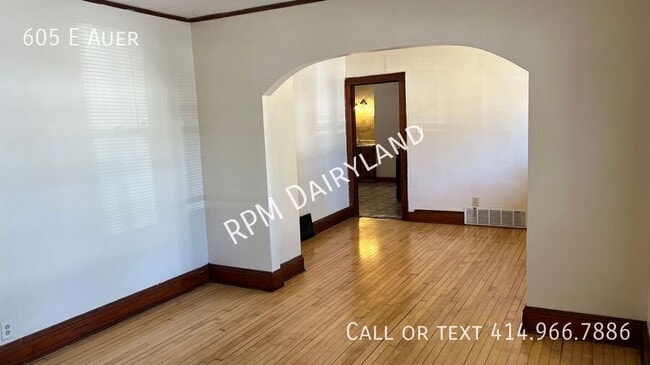 Building Photo - 605 E Auer-