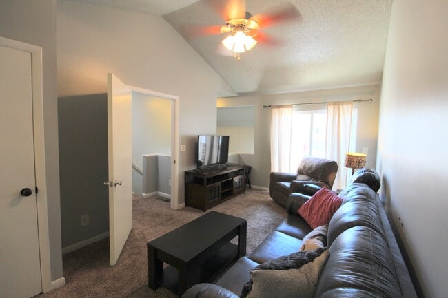Building Photo - 1320 Bradley Dr