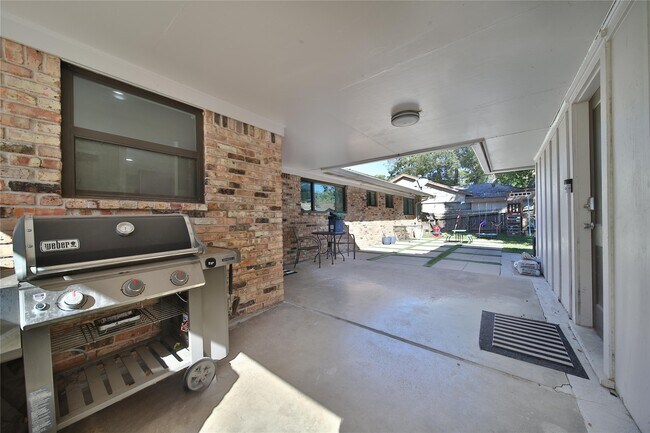 Building Photo - 4402 Fallbrook Dr