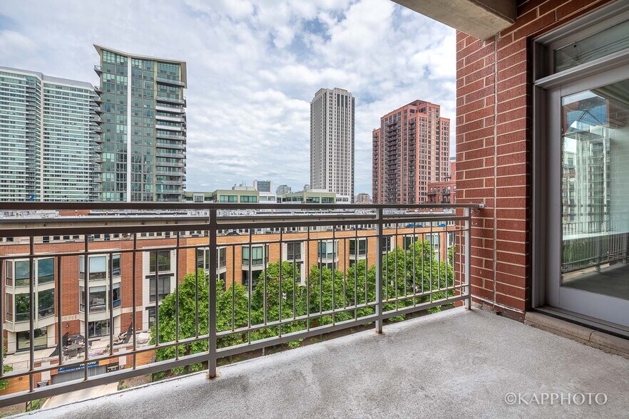 Building Photo - 657 W Fulton St