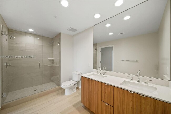 Building Photo - 555 NE 8th St