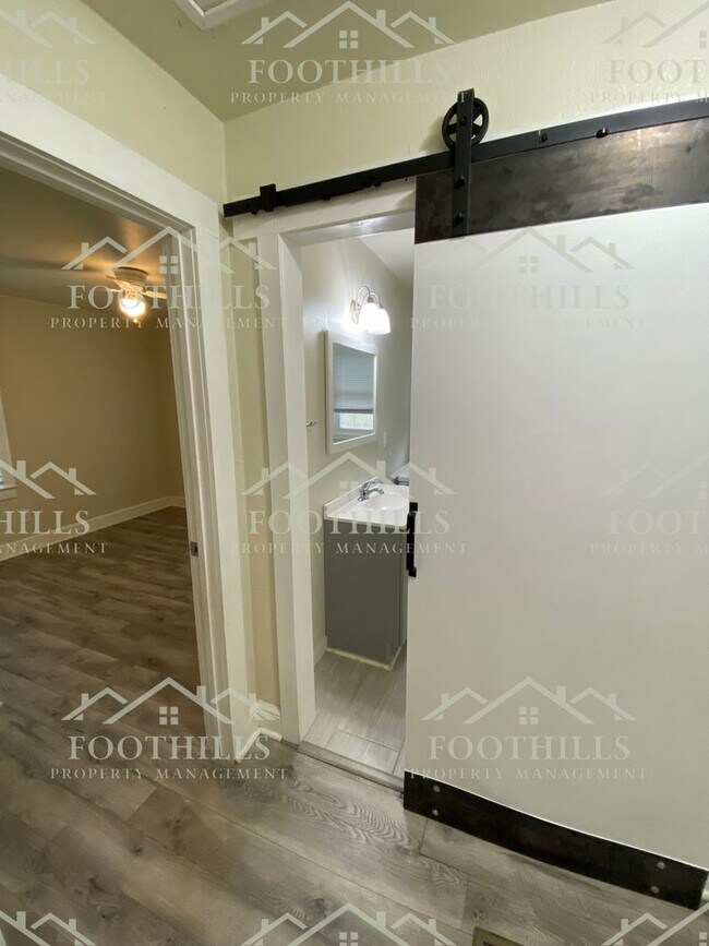 Building Photo - Quaint 2 bedroom, 1 bathroom single-family...