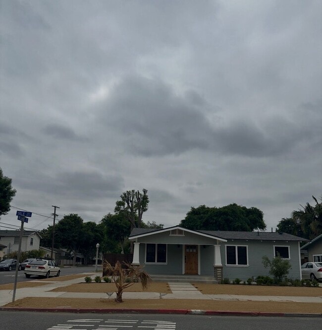 Building Photo - Craftsman Charmer 2 Bedroom 1 1/2 bath (Back yard not included)