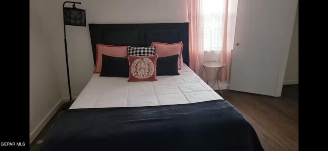 Building Photo - 350 Thunderbird Dr